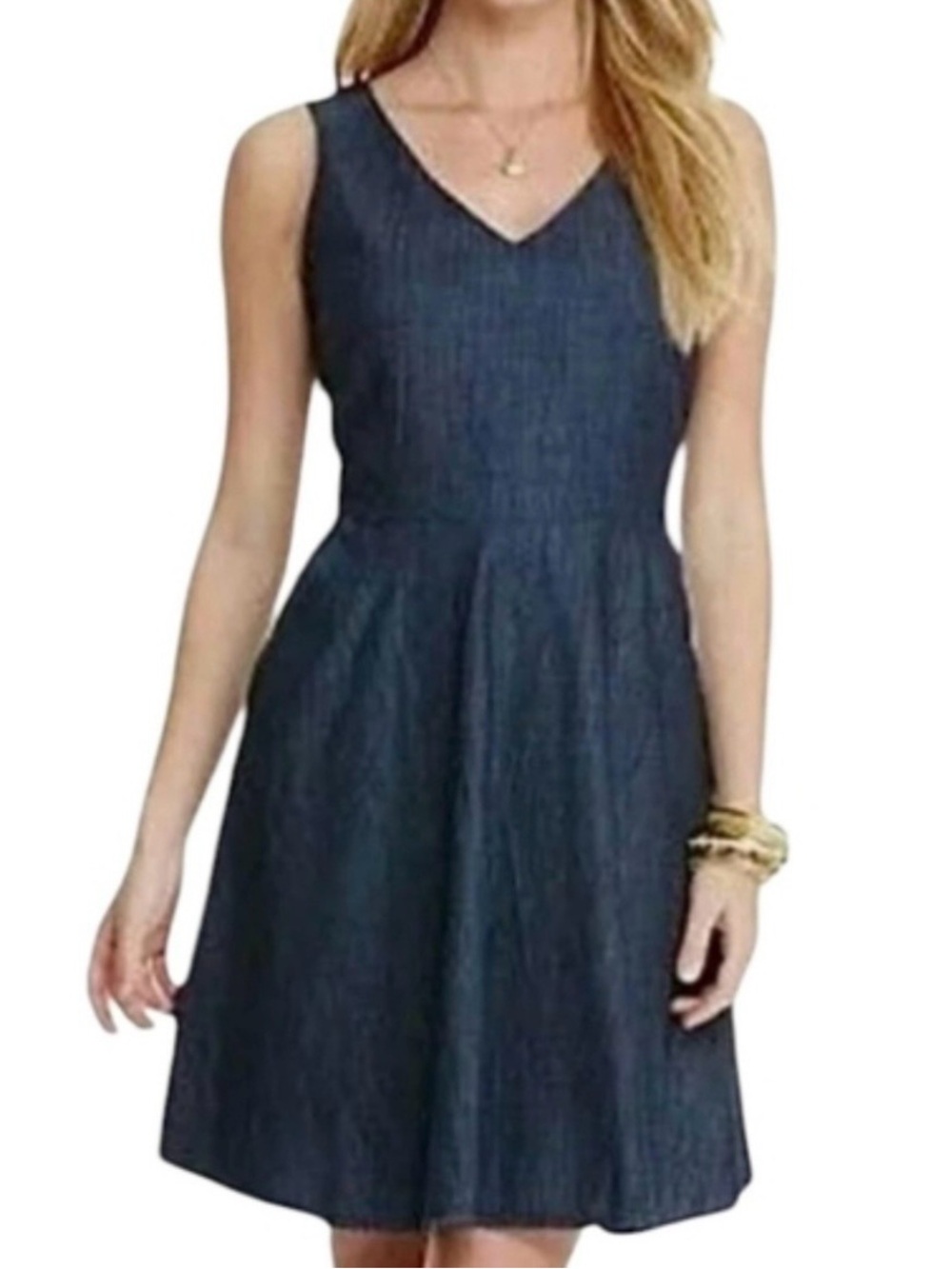 Vineyard Vines Denim Dress Women’s Size 8 V-neck Sleeveless Pockets 
Fit N-Flare
